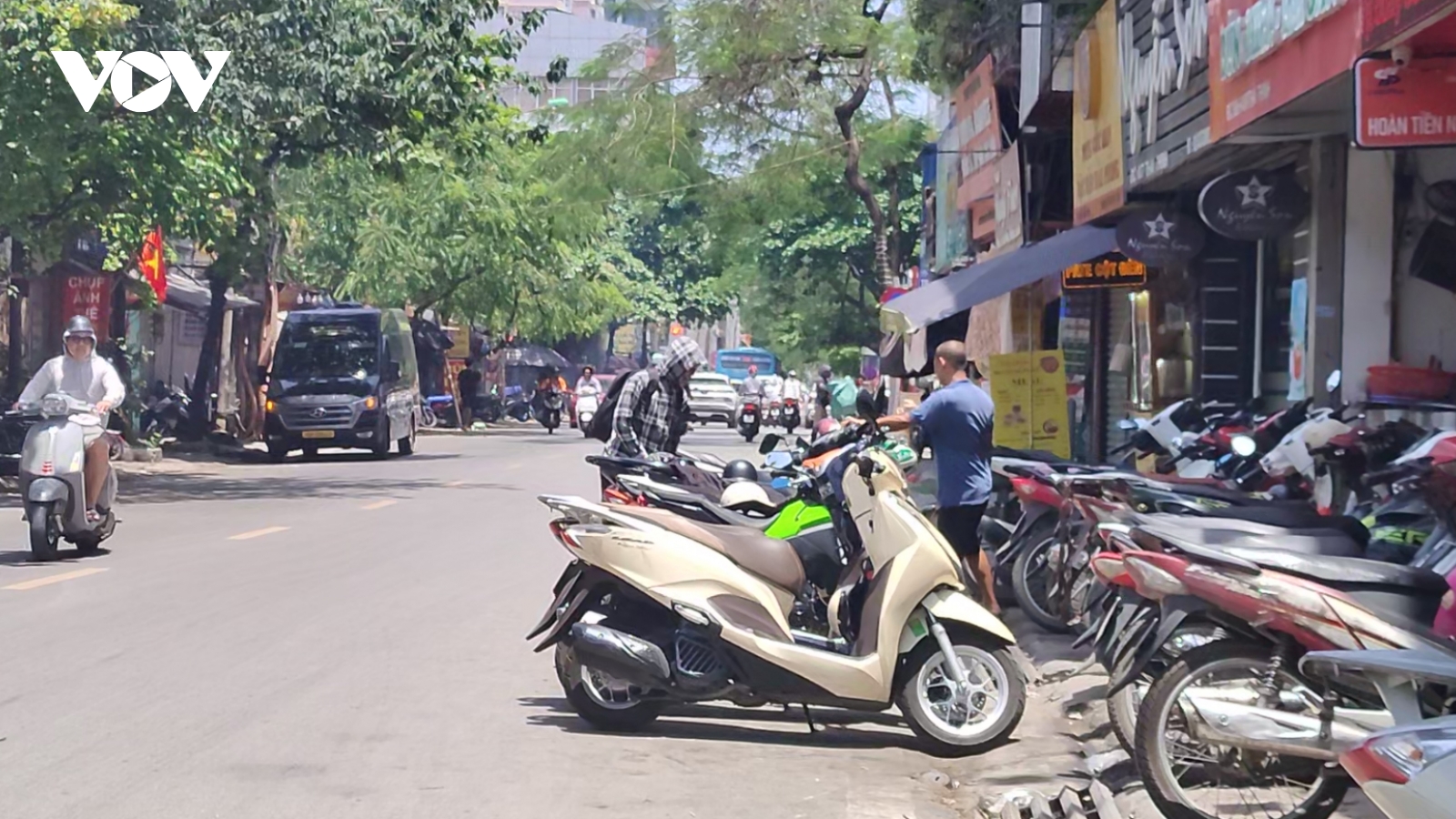 Lòng đường thành bãi đỗ xe trước quán ăn ở đường Thái Thịnh: Chính quyền có hay?